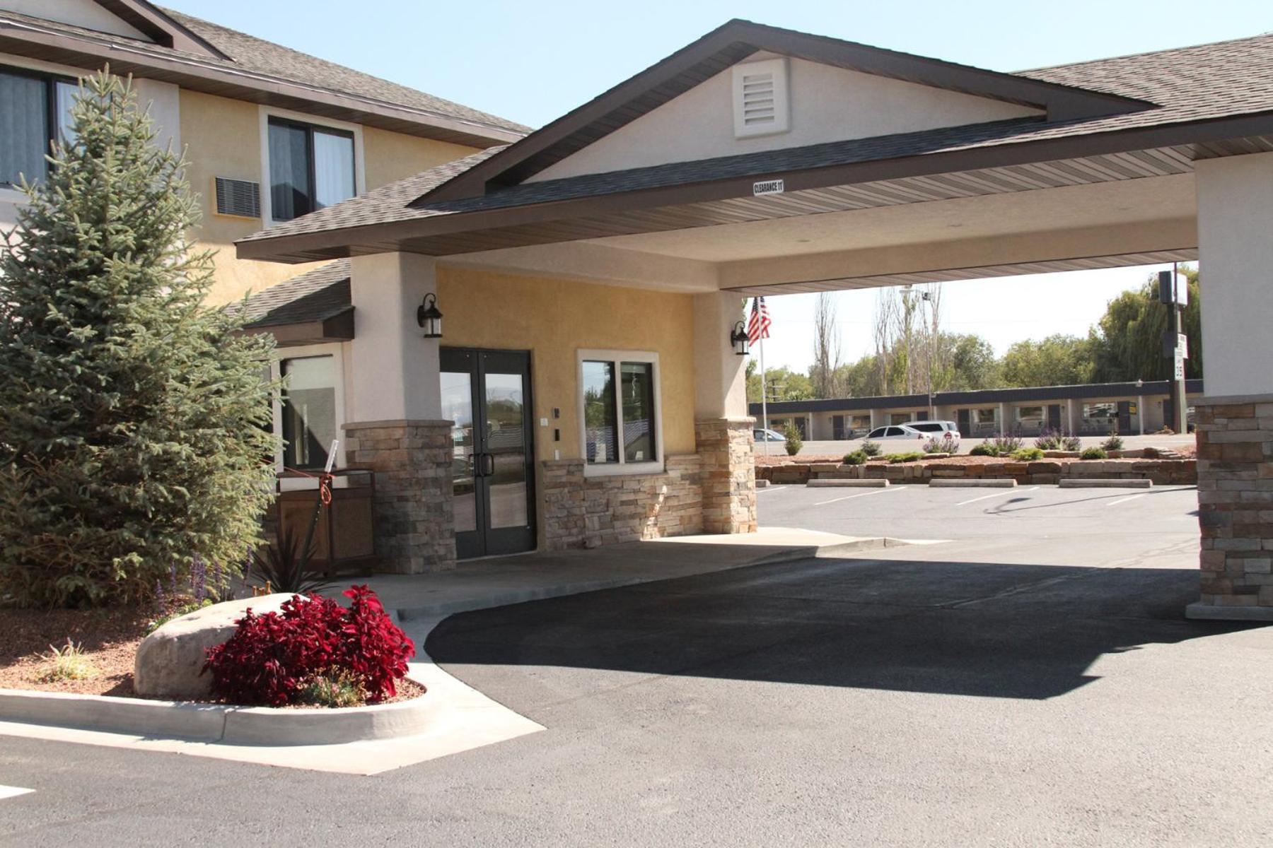 Super 8 By Wyndham Montrose Motel Exterior photo