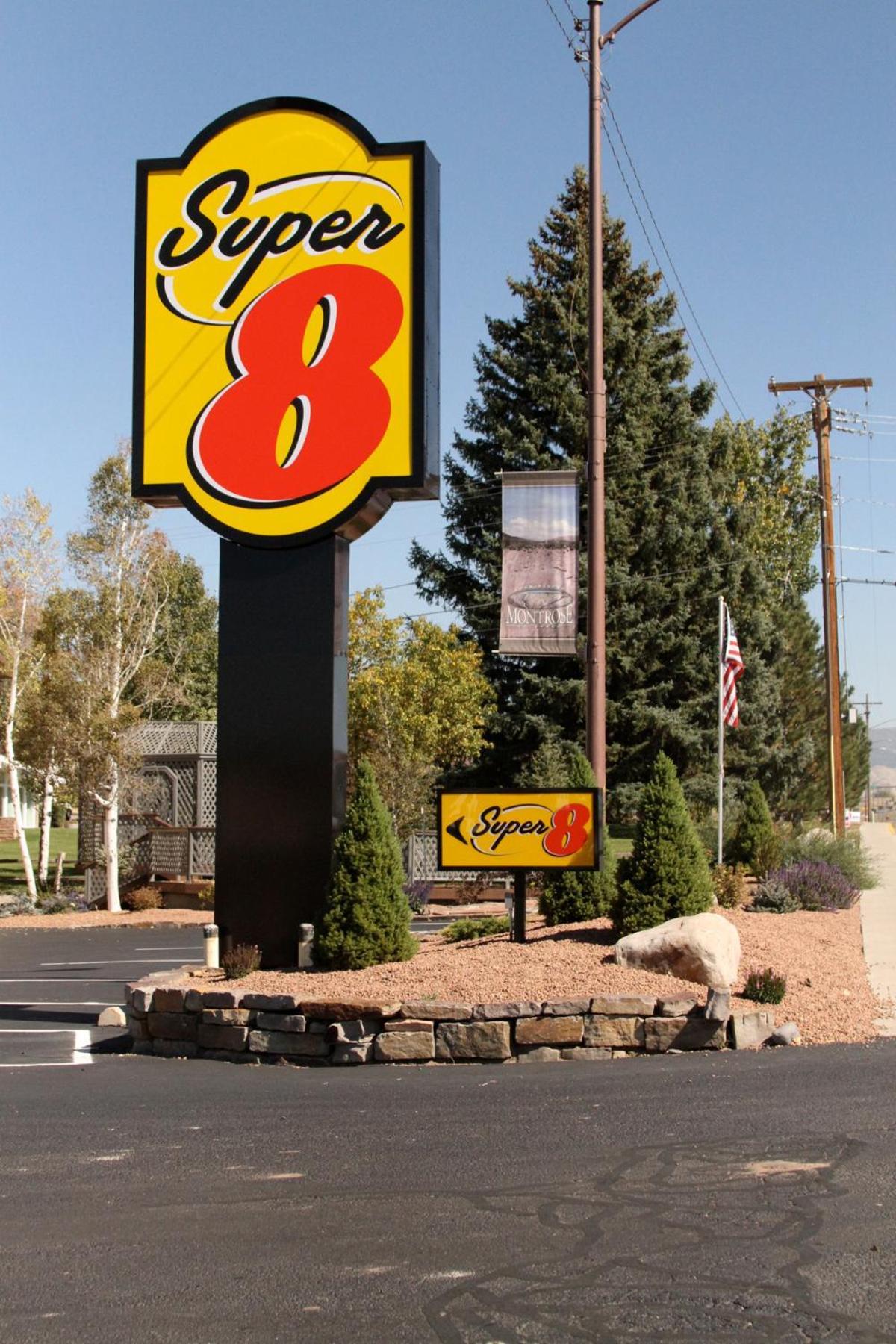 Super 8 By Wyndham Montrose Motel Exterior photo
