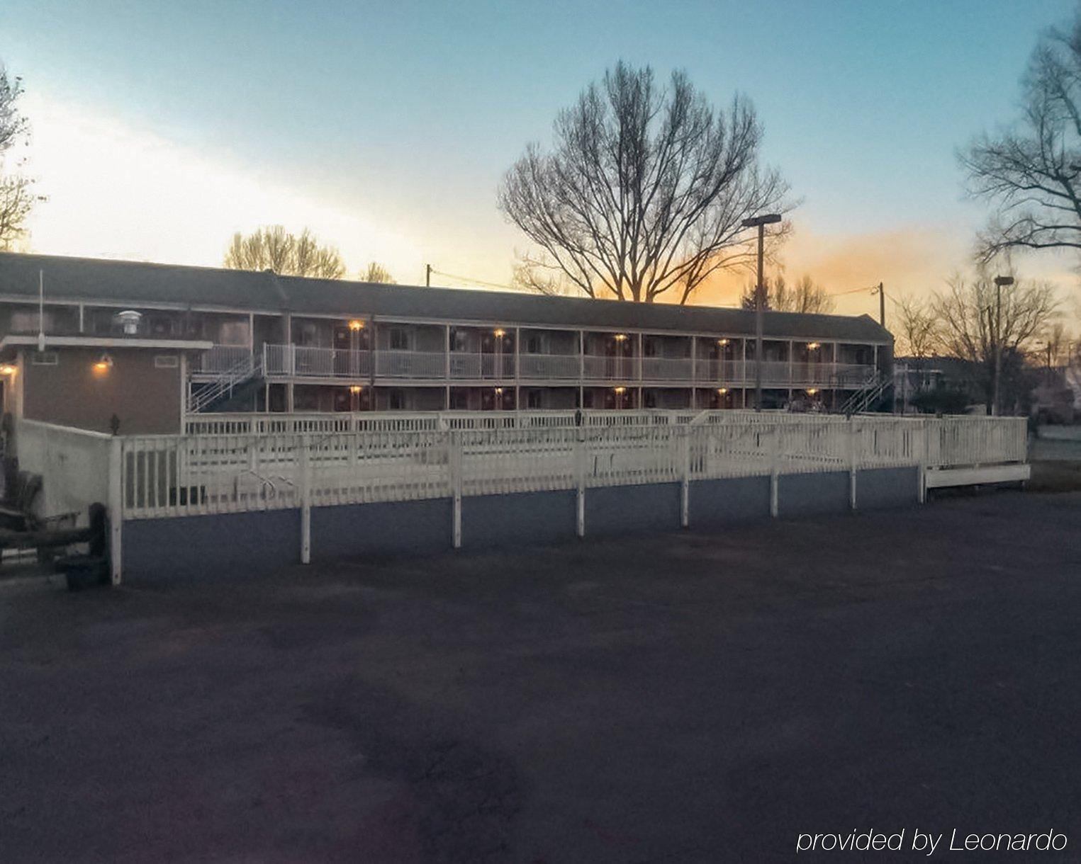 Super 8 By Wyndham Montrose Motel Exterior photo